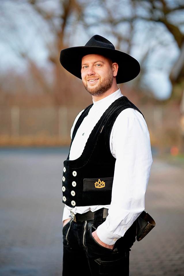 Marcel Saß in traditioneller Zimmerertracht mit schwarzem Hut.
